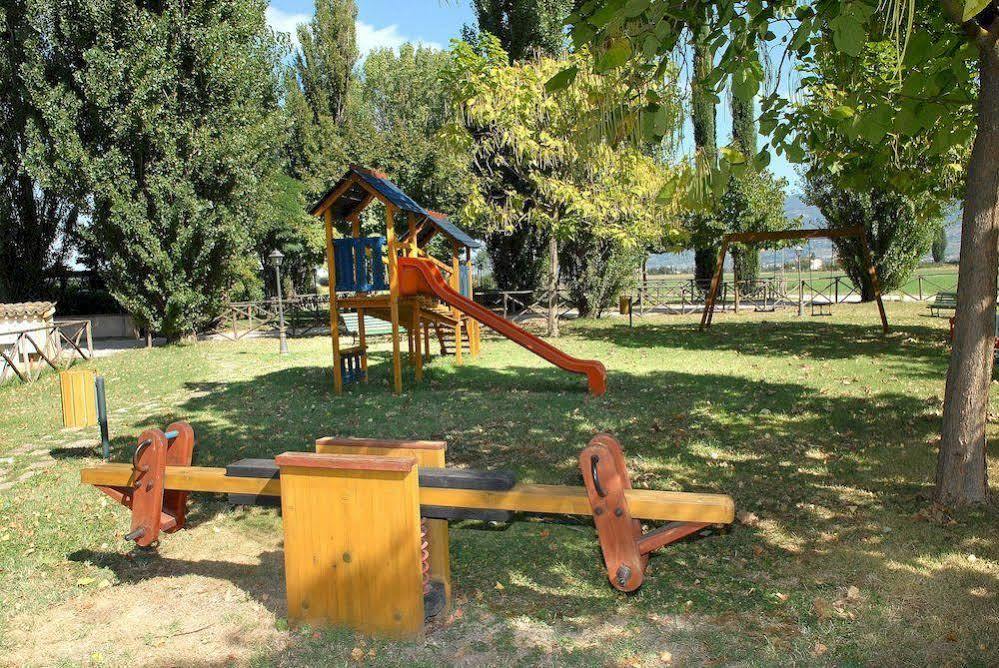 Agriturismo Le Due Torri Torre Quadrano สเปลโล ภายนอก รูปภาพ